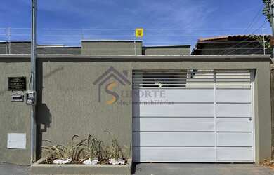 Imagem: A casa possui 3 Dormitórios, 2 Banheiros, 5 Vagas na garagem