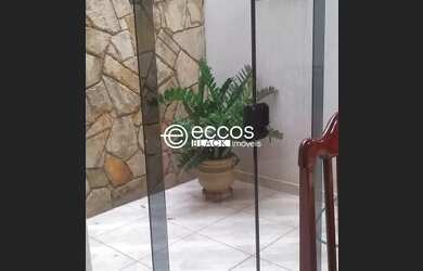 Imagem: A casa possui 3 Dormitórios, 4 Banheiros, 3 Vagas na garagem