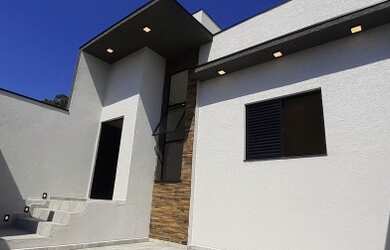 Imagem: A casa possui 3 Dormitórios, 2 Banheiros, 2 Vagas na garagem