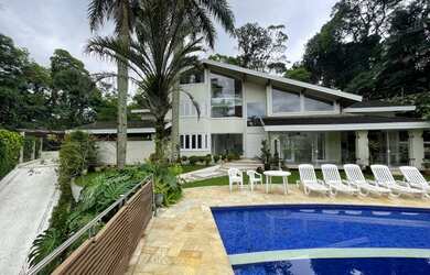 Imagem: A casa em condomínio possui 4 Dormitórios, 3 Banheiros, 5