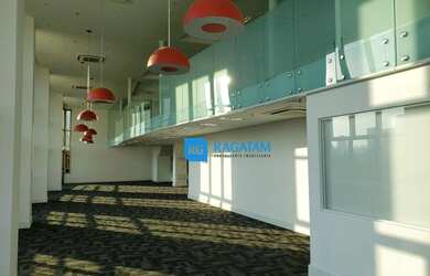 Imagem: O depósito possui 5 Vagas na garagem e 477m² de Área e está