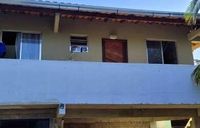 Imagem: A casa possui 3 Dormitórios, 2 Banheiros e 480m² de Área