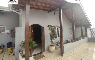 Imagem: A casa possui 2 Dormitórios, 1 Banheiro, 2 Vagas na garagem