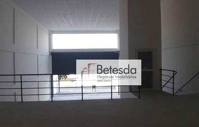 Imagem: O depósito possui 5 Vagas na garagem, 300m² de Área e está