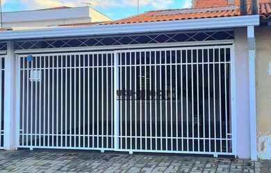 Imagem: A casa possui 2 Dormitórios, 2 Banheiros, 2 Vagas na garagem