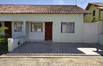 Imagem: A casa possui 2 Dormitórios, 2 Banheiros, 1 Vaga na garagem