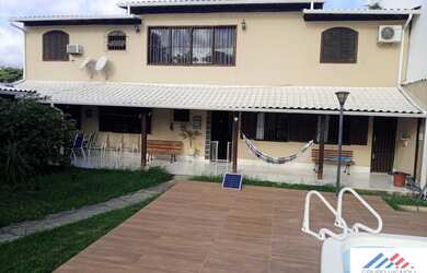 Imagem: A casa possui 3 Dormitórios, 2 Banheiros, 2 Vagas na garagem