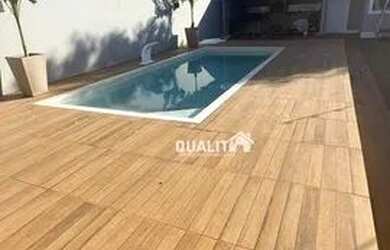 Imagem: A casa possui 3 Dormitórios, 3 Banheiros e 220m² de Área