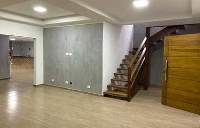 Imagem: A casa possui 4 Dormitórios, 3 Banheiros, 2 Vagas na garagem