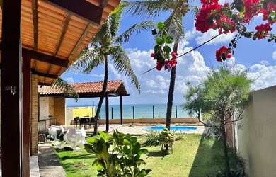 Imagem: A casa possui 4 Dormitórios, Acomodam 11 pessoas, 4 Vagas na