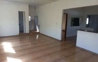 Imagem: A casa possui 2 Dormitórios, 1 Banheiro, 1 Vaga na garagem