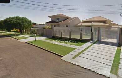 Imagem: A casa possui 4 Dormitórios, 3 Banheiros, 4 Vagas na garagem