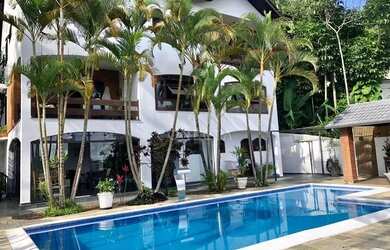 Imagem: A casa possui 5 Dormitórios, 5 Banheiros, 5 Vagas na garagem