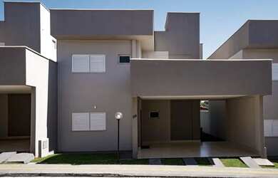 Imagem: A casa possui 3 Dormitórios, 4 Banheiros, 2 Vagas na garagem