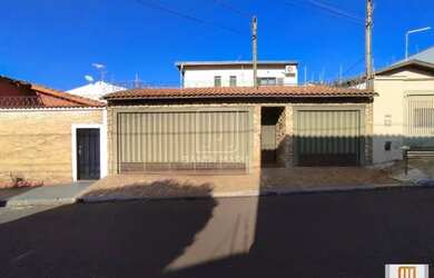 Imagem: A casa possui 3 Dormitórios, 3 Banheiros, 3 Vagas na garagem