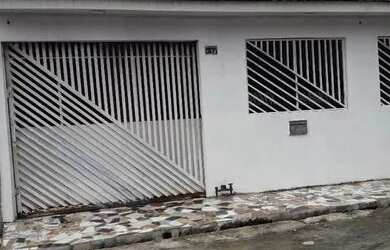 Imagem: A casa possui 3 Dormitórios, 2 Banheiros, 2 Vagas na garagem