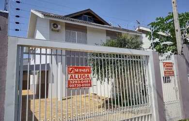 Imagem: A casa possui 3 Dormitórios, 2 Banheiros, 4 Vagas na garagem