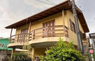 Imagem: A casa possui 5 Dormitórios, 2 Banheiros, 2 Vagas na garagem