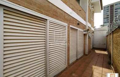 Imagem: O depósito possui 4 Vagas na garagem, 297m² de Área e está