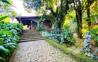 Imagem: A casa possui 3 Dormitórios, 3 Banheiros, 2 Vagas na garagem