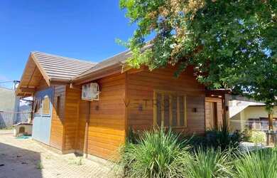 Imagem: A casa possui 2 Dormitórios, 2 Banheiros, 2 Vagas na garagem