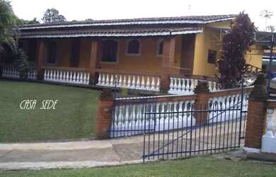 Imagem: A casa em condomínio possui 4 Dormitórios, 2 Banheiros, 5