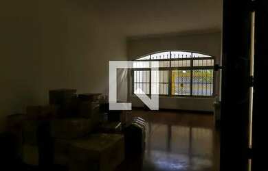 Imagem: A casa possui 4 Dormitórios, 4 Banheiros, 2 Vagas na garagem