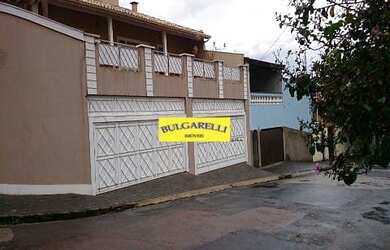 Imagem: A casa possui 4 Dormitórios, 5 Banheiros, 4 Vagas na garagem