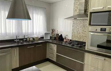 Imagem: A casa possui 3 Dormitórios, 5 Banheiros, 4 Vagas na garagem