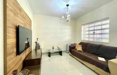 Imagem: A casa possui 3 Dormitórios, 2 Banheiros, 1 Vaga na garagem