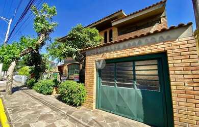 Imagem: A casa possui 4 Dormitórios, 3 Banheiros, 5 Vagas na garagem