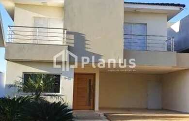 Imagem: A casa possui 4 Dormitórios, 2 Banheiros, 2 Vagas na garagem