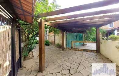 Imagem: A casa possui 4 Dormitórios, 3 Banheiros, 3 Vagas na garagem