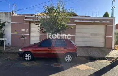Imagem: A casa possui 3 Dormitórios, 2 Banheiros, 3 Vagas na garagem
