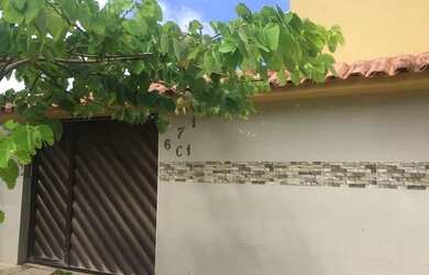 Imagem: A casa possui 3 Dormitórios, 2 Banheiros, 1 Vaga na garagem