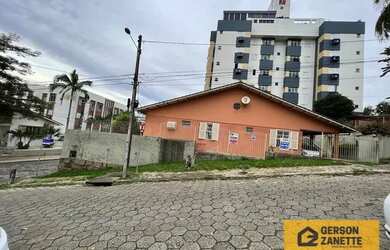 Imagem: A casa possui 3 Dormitórios, 1 Banheiro, 1 Vaga na garagem