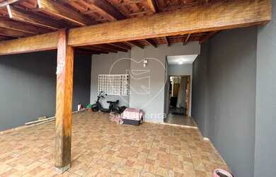 Imagem: A casa possui 3 Dormitórios, 1 Banheiro, 2 Vagas na garagem