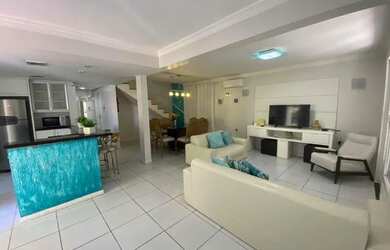 Imagem: A casa possui 3 Dormitórios, 2 Banheiros, 3 Vagas na garagem