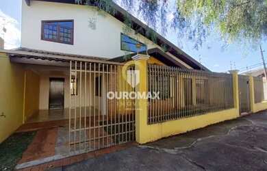 Imagem: A casa possui 3 Dormitórios, 2 Banheiros, 3 Vagas na garagem