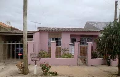 Imagem: A casa possui 2 Dormitórios, 1 Banheiro, 1 Vaga na garagem