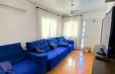 Imagem: A casa possui 2 Dormitórios, 2 Banheiros, 2 Vagas na garagem