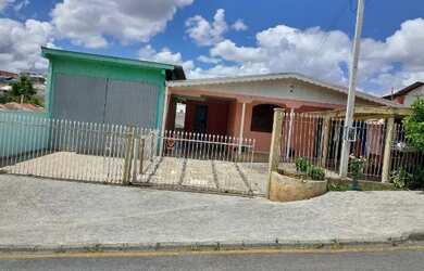 Imagem: A casa possui 2 Dormitórios, 2 Banheiros e 3 Vagas na garagem