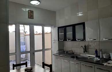 Imagem: A casa possui 2 Dormitórios, 2 Banheiros, 1 Vaga na garagem