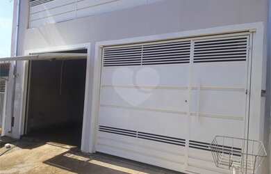 Imagem: A casa possui 3 Dormitórios, 2 Banheiros, 2 Vagas na garagem