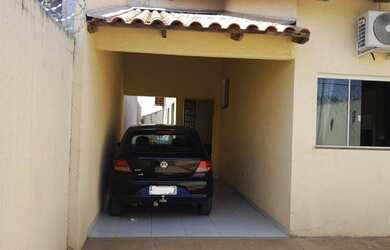 Imagem: A casa possui 2 Dormitórios, 2 Banheiros, 2 Vagas na garagem