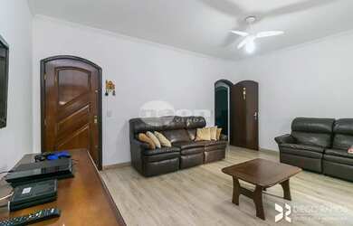 Imagem: A casa possui 3 Dormitórios, 3 Banheiros, 5 Vagas na garagem