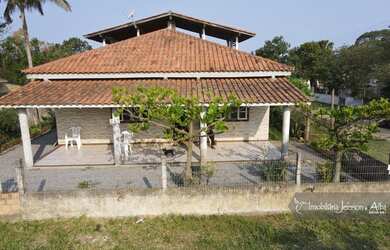 Imagem: A casa possui 3 Dormitórios, 2 Banheiros, 2 Vagas na garagem