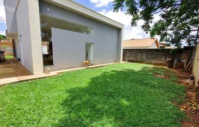 Imagem: A casa possui 3 Dormitórios, 3 Banheiros, 4 Vagas na garagem