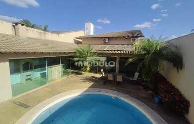 Imagem: A casa possui 3 Dormitórios, 4 Banheiros, 4 Vagas na garagem