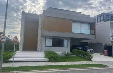 Imagem: A casa possui 5 Dormitórios, 5 Banheiros, 4 Vagas na garagem